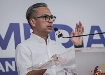 FAHMI Fadzil selaku jurucakap Kerajaan Perpaduan dalam sidang akhbar selepas mesyuarat Kabinet di Kompleks Perbadanan Putrajaya, semalam. – UTUSAN/FAIZ ALIF ZUBIR