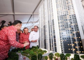 ANWAR Ibrahim bertanyakan sesuatu kepada Ketua Pegawai Eksekutif Mah Sing Group Berhad, Yeoh Chee Beng tentang projek Residensi Suria Madani di Taman Desa, Kuala Lumpur, semalam. - UTUSAN/MUHAMAD IQBAL ROSLI