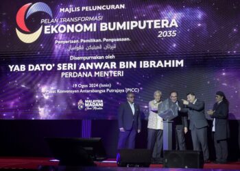 ANWAR Ibrahim (tengah) melancarkan Pelan Transformasi Ekonomi Bumiputera 2035 (PuTERA35)
di Pusat Konvensyen Antarabangsa Putrajaya (PICC), semalam. – UTUSAN/FAISOL MUSTAFA