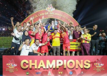 SULTAN Selangor, Sultan Sharafuddin Idris Shah bersama pemain Pilihan Selangor meraikan kejayaan mempertahankan kejuaraan Piala Sultan Selangor buat kali ketiga berturut-turut sejak 2018 apabila menewaskan Pilihan Singapura 2-1 di Stadium Merdeka, kelmarin GAMBAR: FARIZ RUSADIO