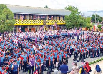 PELAJAR SMK Aminuddin Baki, Chemor meraikan hari pelancaran sambutan Bulan Kemerdekaan di sekolah tersebut baru-baru ini.