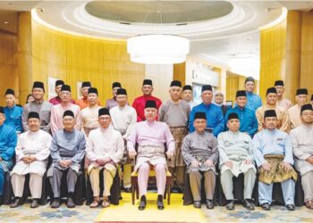 SULTAN Nazrin Shah (tengah) berkenan bergambar bersama ahli-ahli Mesyuarat Majlis Kebangsaan Bagi Hal Ehwal Islam Malaysia ke-72 semalam. Turut sama, Perdana Menteri, Datuk Seri Anwar Ibrahim (lima, kiri) dan Menteri di Jabatan Perdana Menteri (Hal Ehwal Agama), Datuk Dr. Mohd Na’im Mokhtar (lima, kanan). – GAMBAR PEJABAT PERDANA MENTERI