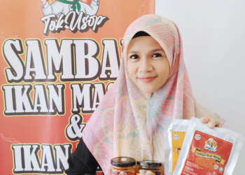 YUSRA Nurazura Mohd. Yusoff menunjukkan produk Sambal Tok Usop yang dikeluarkan oleh Yuzeeq Enterprise.