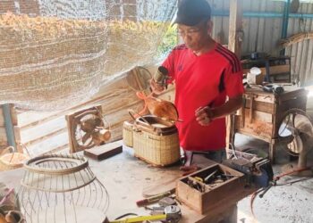 PROSES menyulam rotan dan menyemburkan varnis pada  catok burung.