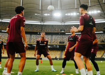 PEMAIN-Pemain Selangor FC menjalani sesi latihan rasmi bagi mencuba padang Stadium Nasional Bukit Jalil semalam.-IHSAN FB SFC