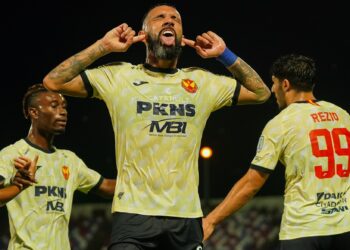 Ronnie Fernandez meraikan jaringan buat Selangor FC ketika menentang Sabah FC di Stadium Likas, malam tadi.-IHSAN SFC