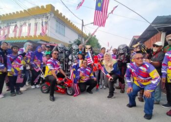 PENDUDUK kampung bergambar bersama `Predator’ yang tiba-tiba muncul pada  Kempen Kibar Jalur Gemilang di  JalanGenting Kampung Rantau Panjang di Klang. – UTUSAN / ABDUL RAZAK IDRIS