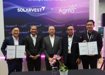 FADILLAH Yusof (tengah) bersama Davis Chong Chun Siong (kiri) dan Tan Aik Keong (kanan) pada majlis menandatangani kerjasama antara Solarvest dan Agmo, di sini semalam.