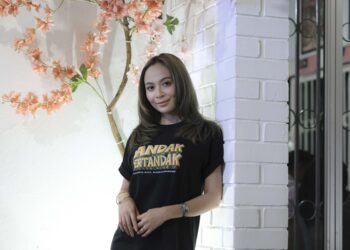 KUALA LUMPUR, 15 OGOS 2024 - Sesi fotografi bersama selebriti, Riena Diana ketika pelancaran Teater Andak Bertandak di Ampang di sini hari ini. GAMBAR - AMIR KHALID / PEMBERITA - HIBURAN ( UTUSAN / KOSMO )