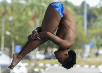 Atlet Sarawak, Elvis Priestly Anak Clement melakukan terjunan pada peringkat akhir 3 meter Papan Anjal lelaki sempena Sukan Malaysia (SUKMA) ke-21 2024 di Pusat Akuatik Pandalela Rinong, Petra Jaya di sini, hari ini. Gambar; MUHAMAD IQBAL