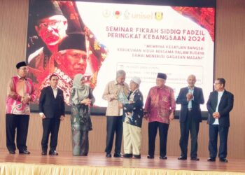 AHMAD Zahid Hamidi (empat dari kiri) pada Seminar Fikrah Siddiq Fadzil Peringkat Kebangsaan 2024 di MRSM Bagan Datuk hari ini. - UTUSAN/AIN SAFRE BIDIN