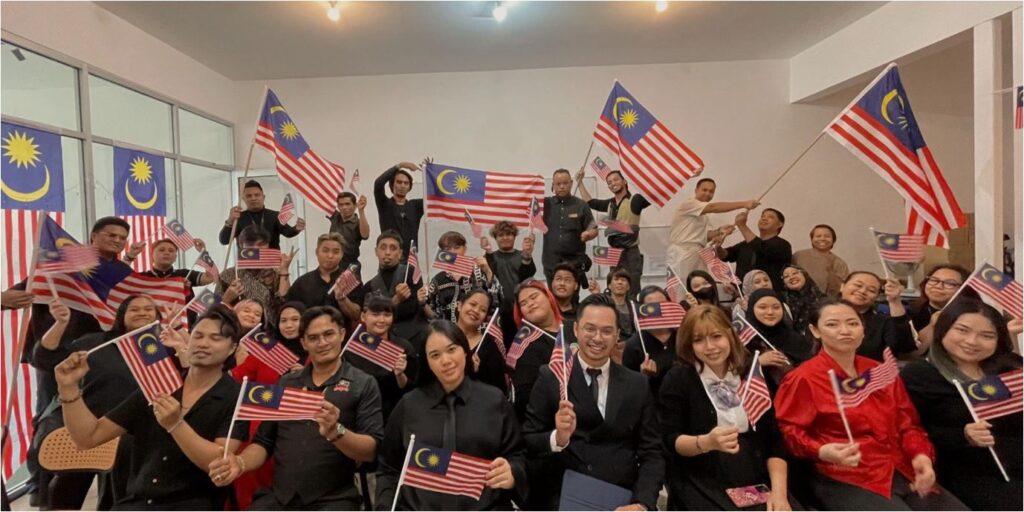 Tukang gunting rambut semarak Bulan Kemerdekaan