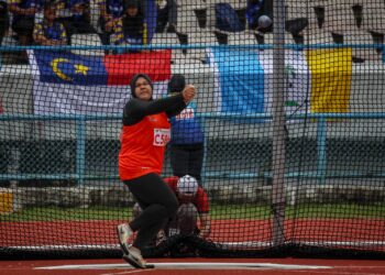 AKSI Nurul Aiyani Mohamed Kamaluddin ketika acara baling tukul besi wanita di Stadium Sarawak, semalam.