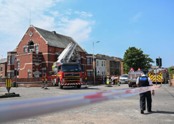 PASUKAN kecemasan memantau kawasan sekitar masjid Persatuan Islam Southport, yang diserang pelampau sayap kanan pada 31 Julai lepas.- AGENSI