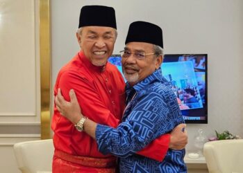 GAMBAR yang tular memaparkan Ahmad Zahid Hamidi dan Tajuddin Abdul Rahman berpelukan ketika ketika bertemu di Pusat Dagangan Dunia (WTC), Kuala Lumpur.