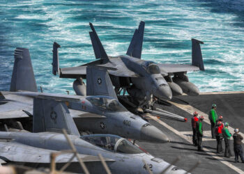 FOTO dikeluarkan Jabatan Pertahanan AS menunjukkan pesawat tempur pelbagai peranan Tentera Laut AS F/A-18 Hornet di atas dek kapal pengangkut pesawat USS Dwight D. Eisenhower (CVN 96)(IKE) di Selat Hormuz, pada 26 November 2023.- AFP