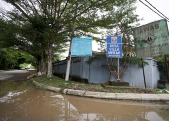 Keadaan banjir lumpur yang kerap melanda sekitar Sungai Merab termasuk menjejaskan  perumahan 
di Desa Villa Merab setiap kali hujan.