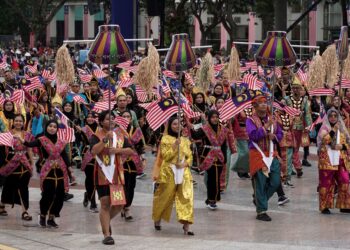 KONTINJEN perarakan mengenakan pakaian etnik berbilang kaum sempena Hari Kebangsaan 2024 di Dataran Putrajaya, di sini semalam. - UTUSAN/FAIZ ALIF ZUBIR