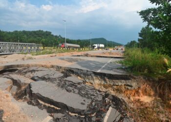 KEADAAN jalan raya yang pecah dan berlubang serta terpaksa ditutup kepada semua kenderaan di Seksyen 102, berhampiran Kawasan Burung Unta di Lebuhraya Tun Razak. - MINGGUAN/SHAIKH AHMAD RAZIF