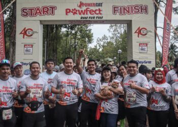 SYED Mahadzir Syed Manshor (empat kiri) dan Alif Satar(tengah) bersama para peserta program ’Fun Run’ yang dinamakan Powercat Pawfect Run For Fun di Taman Botani, Putrajaya, Sabtu lalu. – UTUSAN/FAIZ ALIF ZUBIR