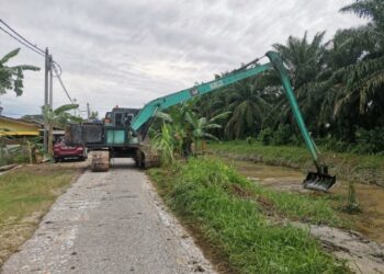 JENTERA berat digunakan bagi membersihkan Sungai Kerawai di Kampung Bahagia di Teluk Intan. – UTUSAN/AIN SAFRE BIDIN