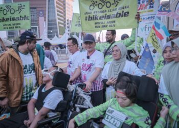 MOHD. Na’im Mokhtar ketika hadir  melepaskan peserta JAWI Run 2.0 
di Dataran Wawasan, Putrajaya semalam. – UTUSAN/FAIZ ALIF ZUBIR