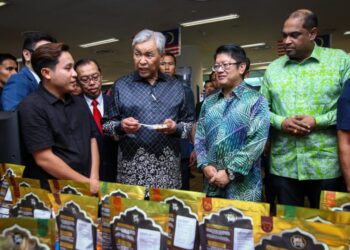 Ahmad Zahid Hamidi (tiga dari kiri) bersama Menteri Pembangunan Usahawan dan Koperasi, Datuk Ewon Benedick (dua dari kanan) dan Timbalan Menteri Pembangunan Usahawan dan Koperasi , Datuk Ramanan Ramakrishnan (kanan) ketika lawatan ke Hab PMKS sempena Mesyuarat Sekretariat Majlis Pembangunan Usahawan dan PMKS di Ibu Pejabat SME Corp., Platinum Sentral di sini semalam. - UTUSAN/MUHAMAD IQBAL ROSLI