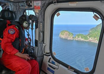 Anggota Jabatan Bomba dan Penyelamat Malaysia melakukan operasi carilamat dua lagi mangsa yang hilang dalam nahas bot karam di perairan Kemaman, semalam. – UTUSAN/PUQTRA HAIRRY