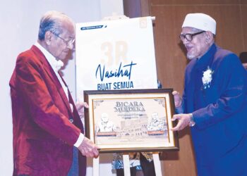 Dr. Mahathir Mohamad dan Abdul Hadi Awang menunjukkan cenderamata yang diterima selepas program Bicara Merdeka - Masa Depan Islam dan Melayu di Putrajaya, semalam.