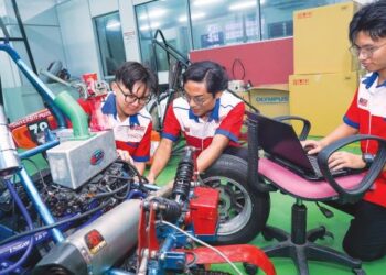 TIGA pelajar UPM
 (dari kiri)  Eugene Lim Zen Tao,  Aliman Zafran Yuslaimi dan Gan Chong Hwa membangunkan kereta lumba yang akan mewakili  Malaysia dalam Perlumbaan Formula SAE Jepun 2024. 
– UTUSAN / 
MOHD FARIZWAN HASBULLAH