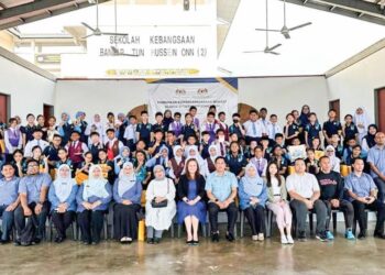 WAKIL daripada Sekolah Kebangsaan Bandar Tun Hussein Onn 2 dan Sembawang Primary School bergambar bersama-sama pada program yang berlangsung di Cheras baru-baru ini.