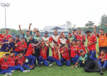 SMK Meru muncul juara Piala Sumbangsih menewaskan SMK Dato’ Harun pada Kejohanan Bola Sepak Piala Dato’ Mokhtar Dahari di Shah Alam, Selangor.baru-baru ini. – UTUSAN/NURUL NAJWA HASRAN