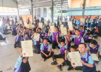 SEBAHAGIAN murid SK Clifford yang menyertai Kursus Kepimpinan Pemimpin Cilik di sekolah berkenaan di Lipis, Pahang, baru-baru ini.