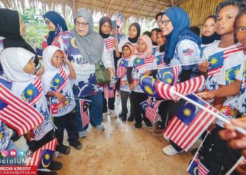 Marinah Mohd Ariffin (empat, kanan) bersama komuniti Orang Asli Semak Beri dalam program Jungle School sempena sambutan ulang tahun kemerdekaan ke-67 di Sungai Berua, Hulu Terengganu, baru-baru ini.