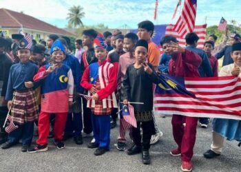 MURID-murid SK Bintong, Kangar Perlis kelihatan ceria dengan berpakaian bertemakan kemerdekaan. – UTUSAN/ASYRAF MUHAMMAD