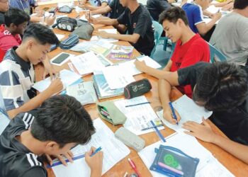 ANTARA pelajar yang mengikuti tuisyen percuma di lima buah sekolah menengah di Tanjung Malim, Perak.