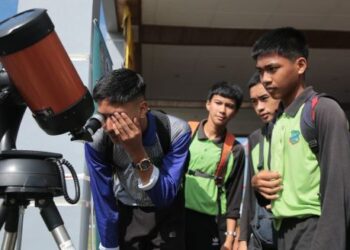 PELAJAR merasai pengalaman mencerap Matahari bersama Planetarium Negara.