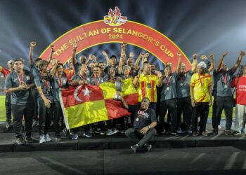 VETERAN Selangor bergambar dengan trofi selepas menang ke atas veteran Singapura dalam saingan Piala Sultan Selangor 2024 di Stadium Merdeka.-UTUSAN/FARIZ RUSADIO