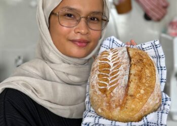 AFIFAH Powzi
menunjukkan roti
sourdough yang
dihasilkan.