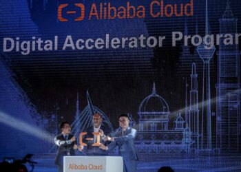 MENTERI Digital, Gobind Singh Deo (tengah) merasmikan majlis Alibaba Cloud Digital Government Day & Launch Accelerator Program di Marriott Hotel Putrajaya di sini, hari ini. Turut bersama, Pengurus Besar Alibaba Cloud Tech, Kun Huang (kanan) dan Naib Presiden Alibaba Cloud Tech, Bridge Song (kiri). - UTUSAN/FAIZ ALIF ZUBIR