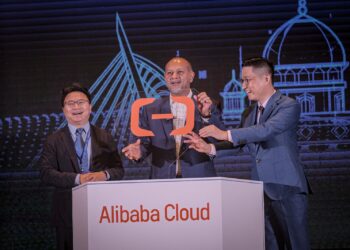 Menteri Digital, Gobind Singh Deo merasmikan majlis Alibaba Cloud Digital Government Day & Launch Accelerator Program di Marriott Hotel Putrajaya di sini, hari ini. - UTUSAN/FAIZ ALIF ZUBIR