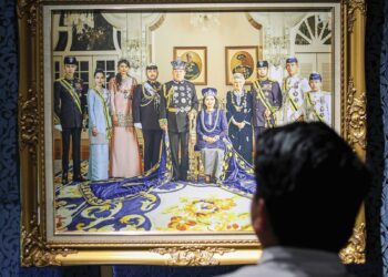 PAMERAN Raja Kita menampilkan lebih 272 koleksi berkaitan Institusi
Yang di-Pertuan Agong dan koleksi peribadi Sultan Ibrahim serta Raja
Zarith Sofiah.