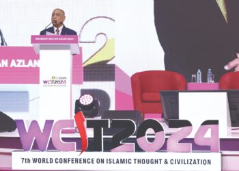 SAARANI Mohamad berucap pada Persidangan Pemikiran dan Tamadun Islam Sedunia (WCIT 2024) Ke-7 di Ipoh anjuran Universiti Sultan Azlan Shah (USAS), semalam. - UTUSAN/MUHAMAD NAZREEN SYAH MUSTHAFA