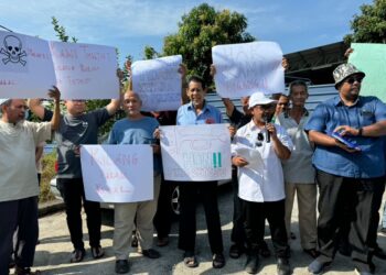 AMIR Hamzah (dua dari kanan) bersama penduduk Kampung Permatang Ara di Permatang Pauh untuk menuntut kerajaan negeri Pulau Pinang mengambil tindakan tegas terhadap sebuah kilang plastik yang didakwa beroperasi secara haram.