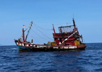 BOT nelayan ditahan selepas menggunakan pukat tunda di zon penangkapan ikan nelayan pantai. - GAMBAR HIASAN