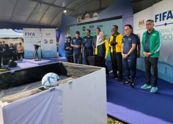 FADHLINA (tengah) ketika merasmikan Program FIFA Football For School dan Kempen Bola Sepak Wanita FIFA di SK Tasek Permai, Simpang Ampat, Nibong Tebal, Pulau Pinang