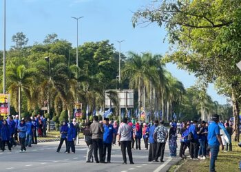 SEBAHAGIAN penyokong BN mula berkumpul bagi memberikan sokongan kepada calon mereka sempena penamaan calon bagi Pilihan Raya Kecil (PRK) Dewan Undangan Negeri (DUN) Nenggiri di Dewan Perdana, Kompleks Perdana, Majlis Daerah Gua Musang, Kelantan hari ini-UTUSAN/AIMUNI TUAN LAH