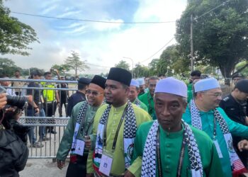 MOHD. Rizwadi Ismail (tengah) memasuki pekarangan Dewan Perdana, Kompleks Perdana untuk menyerahkan borang pencalonan PRK Nenggiri di Majlis Daerah Gua Musang, Kelantan hari ini-UTUSAN/AIMUNI TUAN LAH