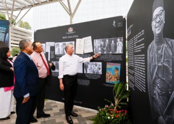 FADILLAH Yusof mengunjungi pameran Majlis Perasmian Program Mengenang Negarawan Tunku Abdul Rahman Putra Al-Haj dihadiri Aaron Ago Anak Dagang (kiri) dan Tunku Muinuddin Tunku Ahmad Nerang (tengah) di Piazza, Pavilion Bukit Jalil, di sini hari ini. - UTUSAN/SHIDDIEQIIN ZON