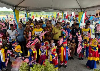 HASMIZA (tiga dari kanan) ketika menghadiri Program Kembara Merdeka Jalur Gemilang (KMJG) 2024 di Pangkalan Udara Wilayah Utara JBPM, Bertam, Kepala Batas, Pulau Pinang